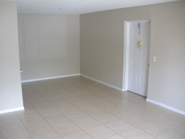 Building Photo - 208 Foxtail Dr