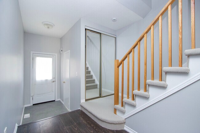 Photo du bâtiment - Contemporary 3-Bedroom Townhouse for Rent ...