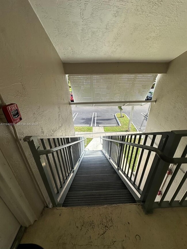 Foto del edificio - 17500 NW 67th Pl