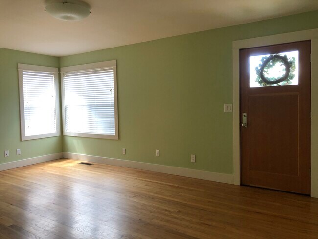 Él - 4844 NE Rodney Ave.
