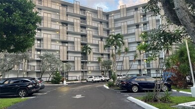 Building Photo - 20500 W Country Club Dr
