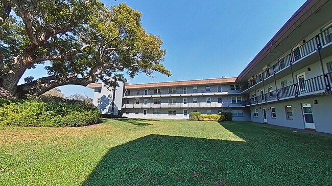 Foto del edificio - 333 Lake Howard Drive NW Unit 204C