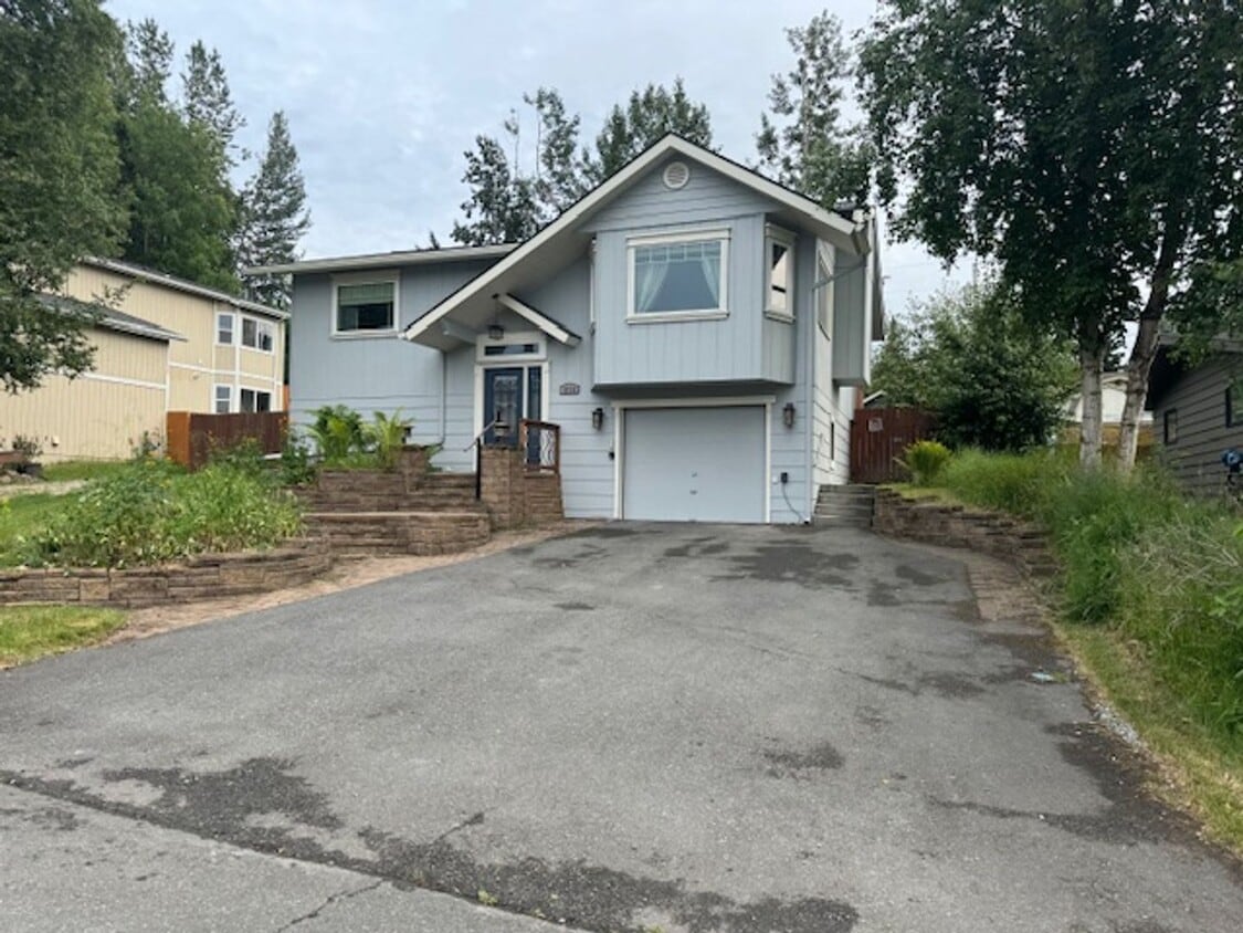 Building Photo - Charming 4 Bedroom, 2 Bath Home in Peacefu...