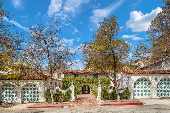 Building Photo - 1471 Havenhurst Dr