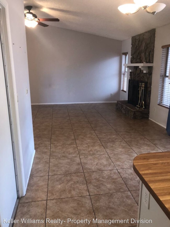 Building Photo - 2209 W Los Arboles Pl