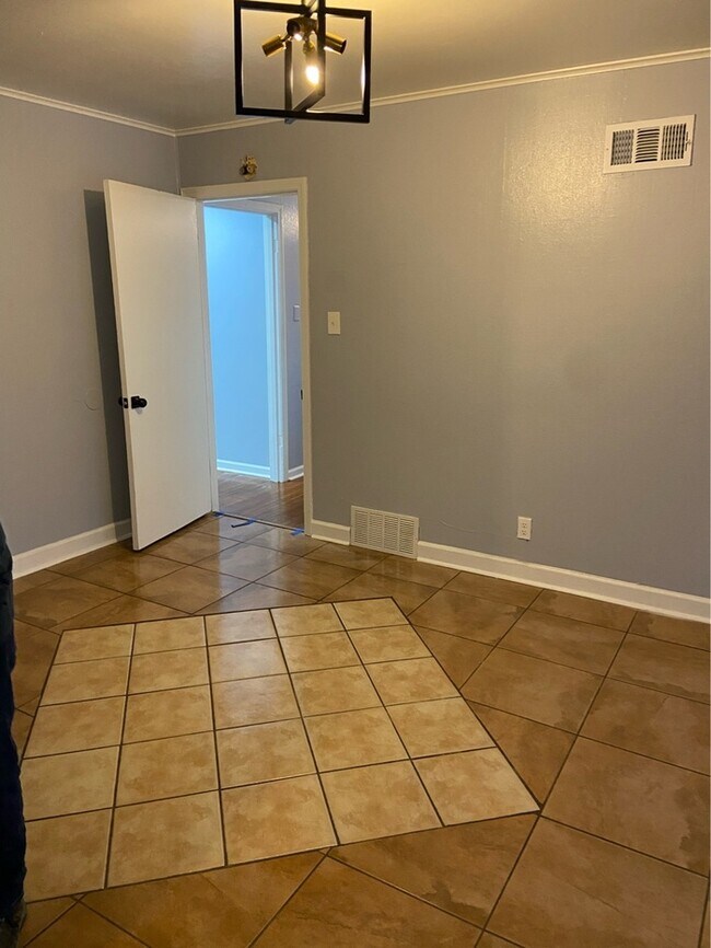 Foto del edificio - Clean Three Bedroom/One Bath