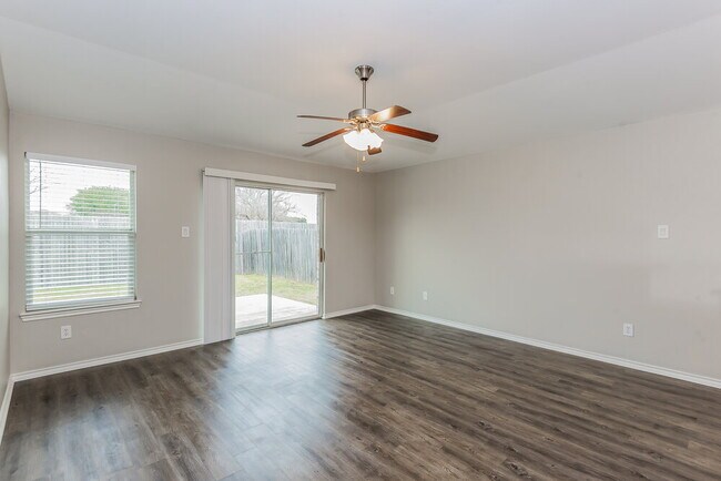 Foto del edificio - 3301 Royal Crest Dr