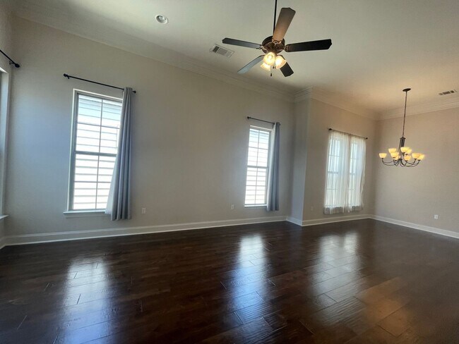 Foto del edificio - 3 Bedroom House off Nicholson with Community Pool