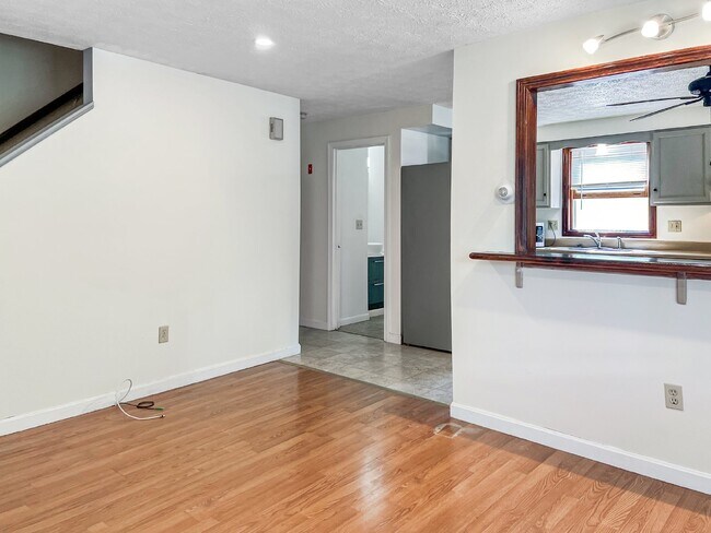 Building Photo - 2 + Bedroom, 3-level Townhouse on Amherst ...