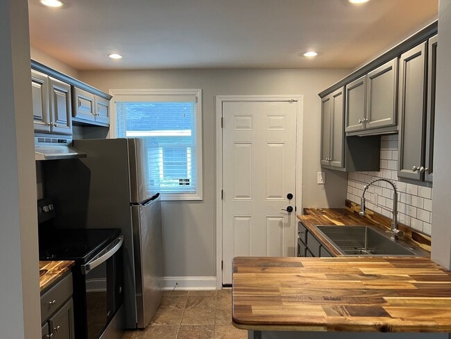 Building Photo - Cozy East Nashville Home!