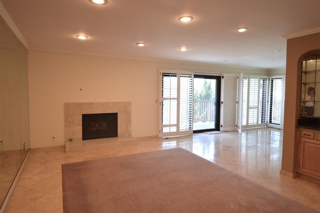 Building Photo - 6254 Riviera Cir