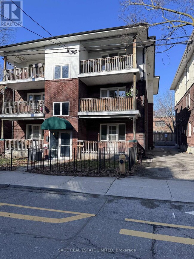 Building Photo - 302 Sumach St