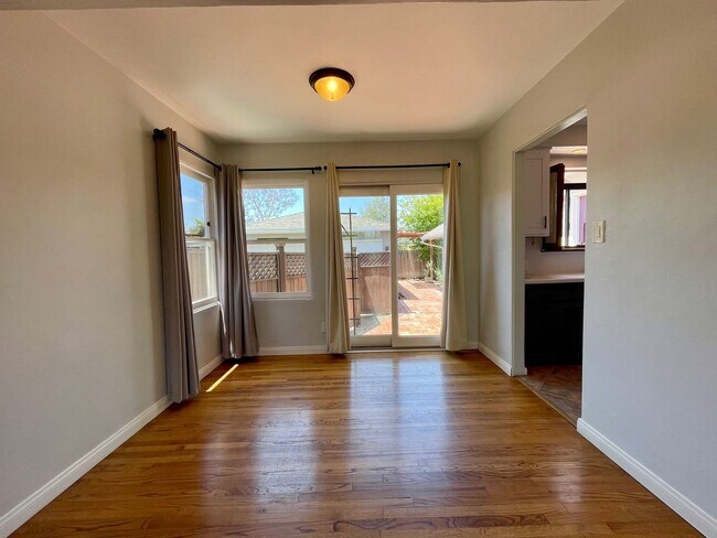Building Photo - 3 Bedroom-2 Bathroom Single Story Home in ...