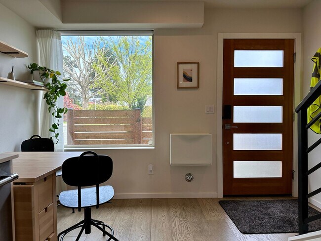 Building Photo - 2 Bedroom  Sunset Hills Townhouse with Par...