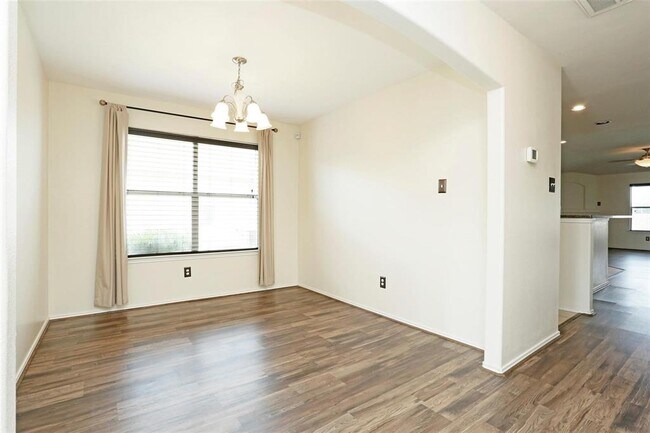 Foto del edificio - 1939 Wooded Acres Dr