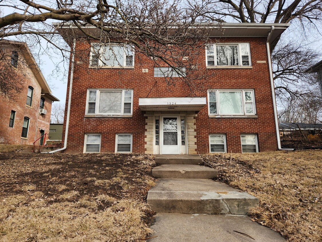 Foto principal - 1324 E 10th St