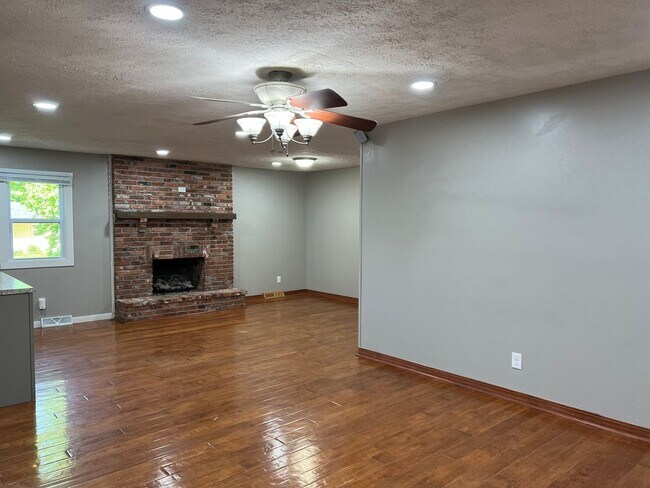Foto del edificio - Recently Remodeled 3 Bed / 2 Bath near Mercy Hospital