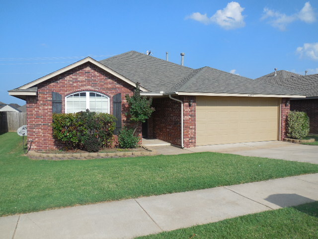 Building Photo - Three bedroom home in The Apples in Moore!