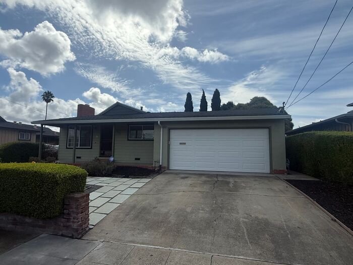 Foto principal - Charming 3 bedroom 2 bath home
