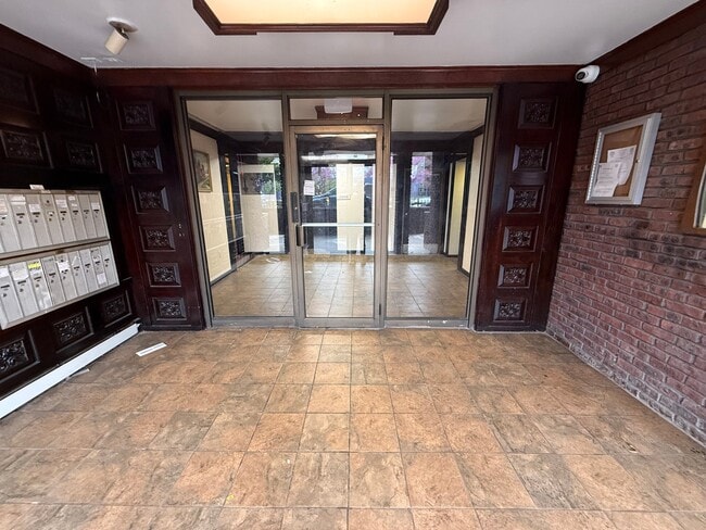 Building Photo - 16 Niles St