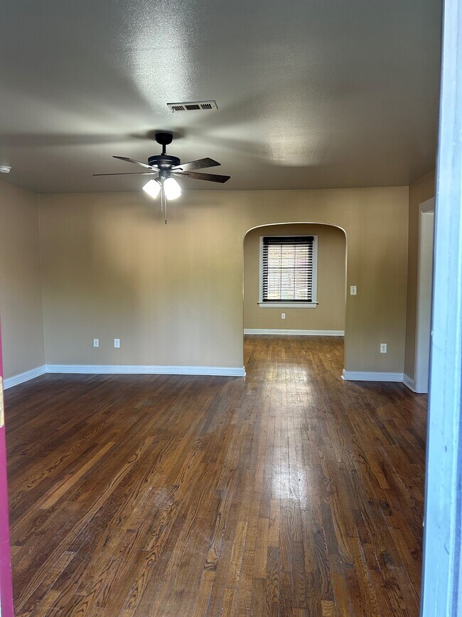 Building Photo - 1318 N Garland Ave
