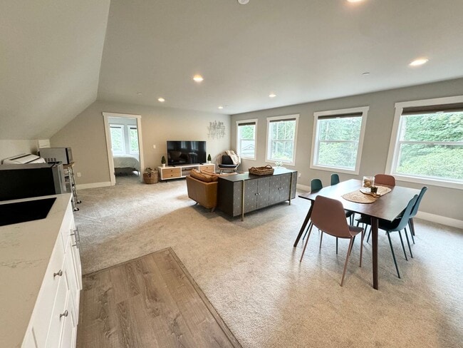 Foto del edificio - Fully furnished guest house 2 bedroom spaces DADU unit