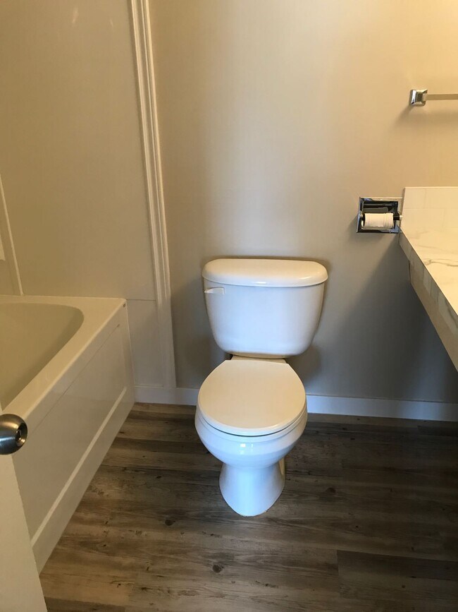 Building Photo - 1 Bed 1 Bath Unit in Red Deer, AB