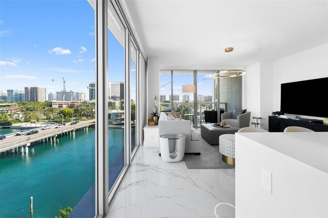 Foto del edificio - 9521 E Bay Harbor Dr