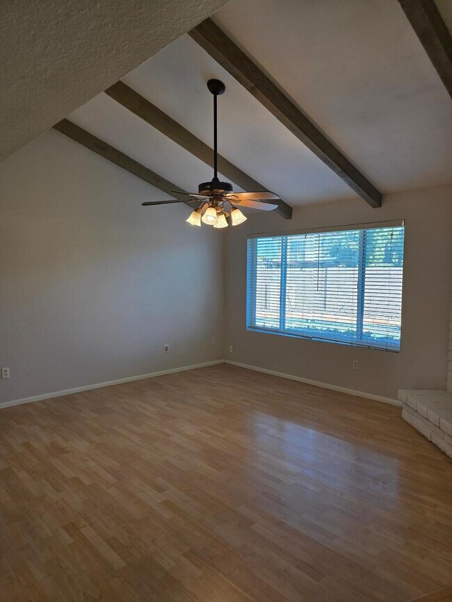 Foto del edificio - 1615 W Summit Pl