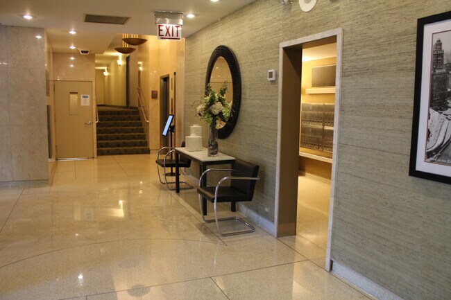 Foto del edificio - 555 W Cornelia Ave