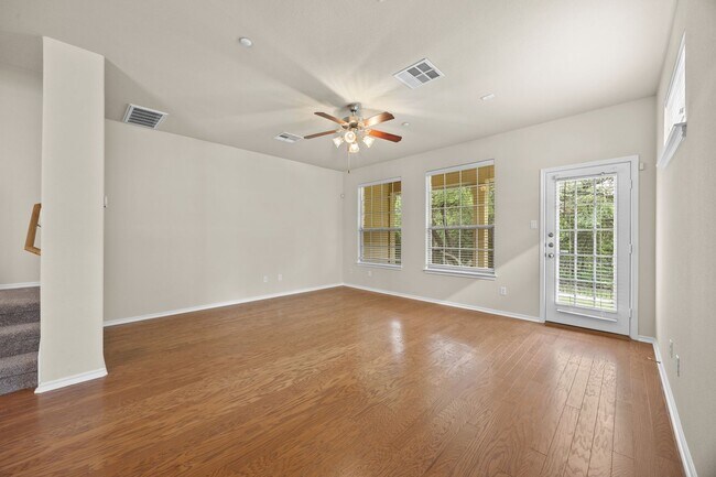 Foto del edificio - Updated Scofield Villas Condo with Garage & Private Yard