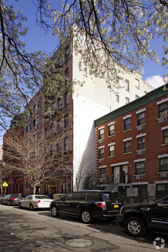 Building Photo - 611 E 11th St