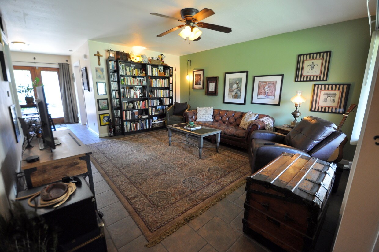 Primary Photo - 1107 W Memory Ln