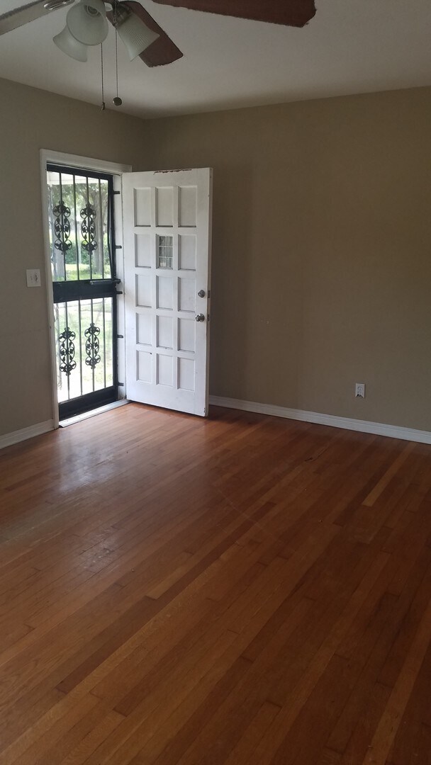 Foto del edificio - Three Bedroom One Bathroom House