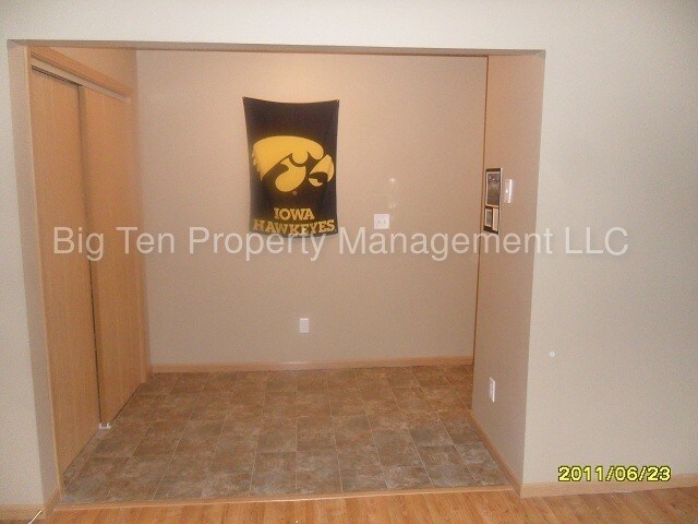 Building Photo - 902 N Dodge St