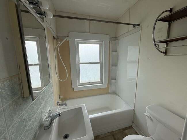 Building Photo - 1 bedroom, 1 bathroom Apartment! JULY 2026!