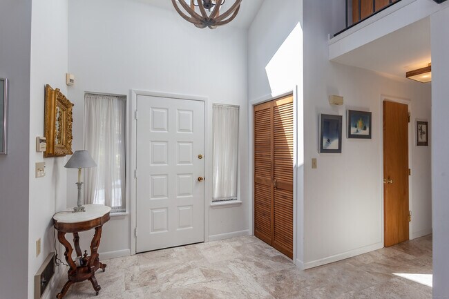 Foto del edificio - 8 Ledgewood Dr