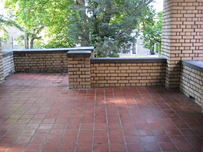 Building Photo - 3 br, 1 bath Triplex - 5700 Darlington Roa...