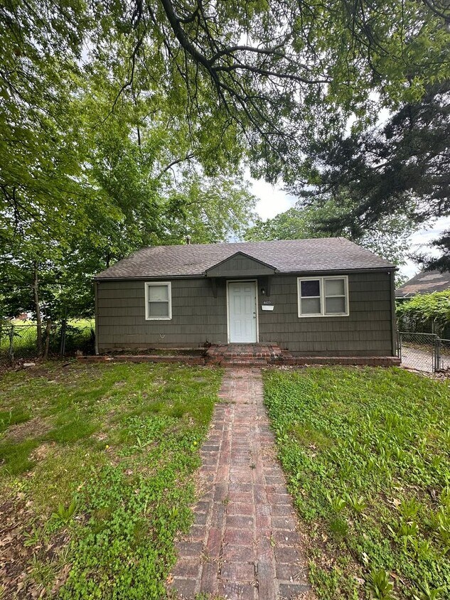 Primary Photo - 3bedrooms 1 full bathroom. The house is ve...