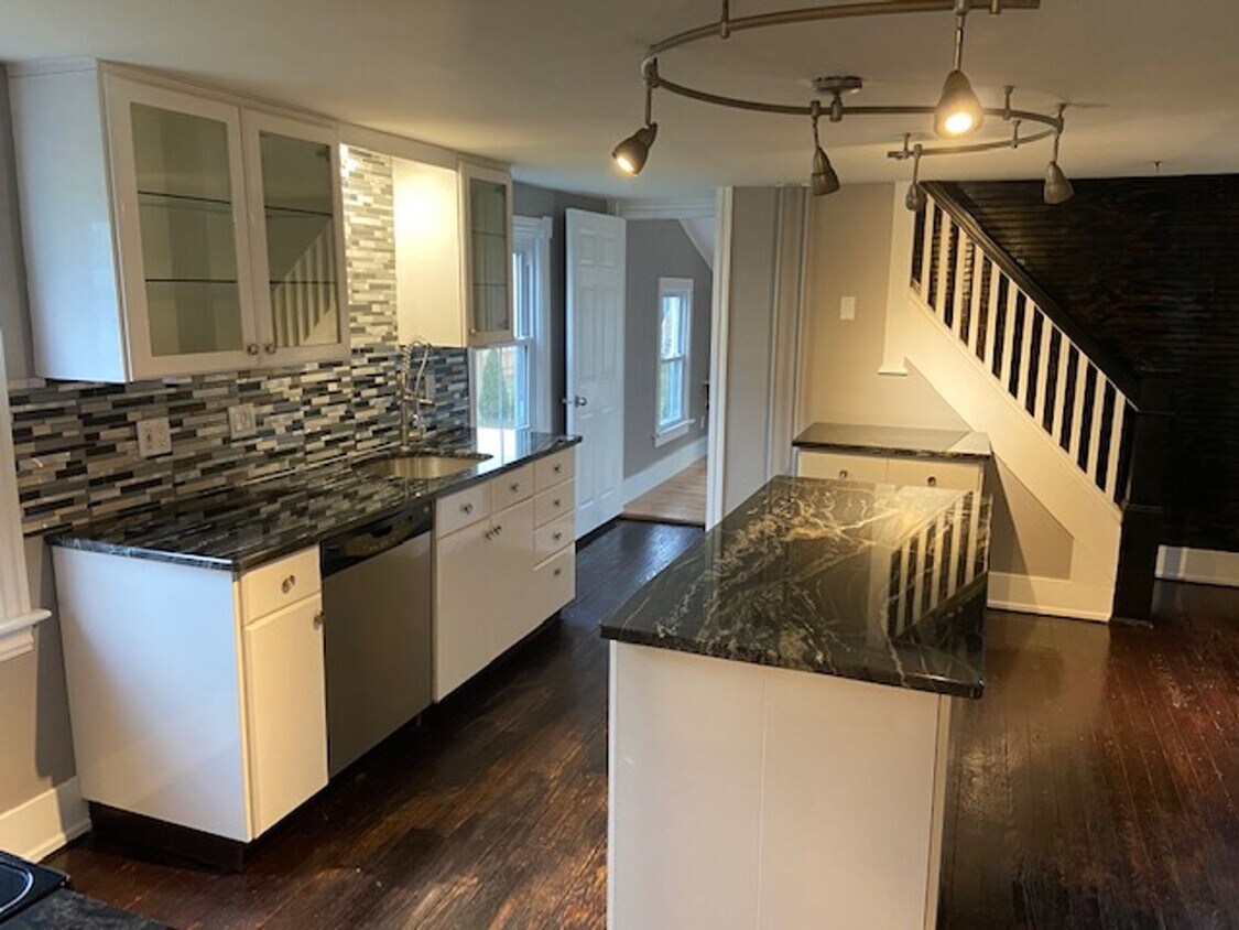Foto principal - Large single-family home for rent less tha...