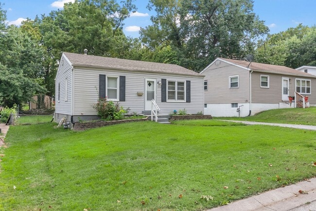 Building Photo - Beautiful 2-Bedroom Home with Fenced Yard ...