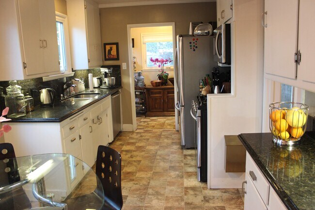Cocina y lavandería en el lugar - 3540 McLaughlin Ave