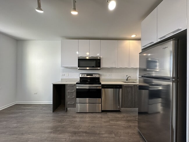 Building Photo - 940 W Winona St