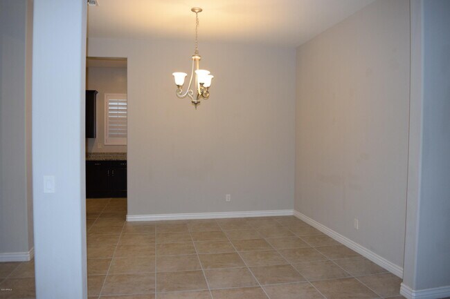 Building Photo - 231 W Beverly Ln
