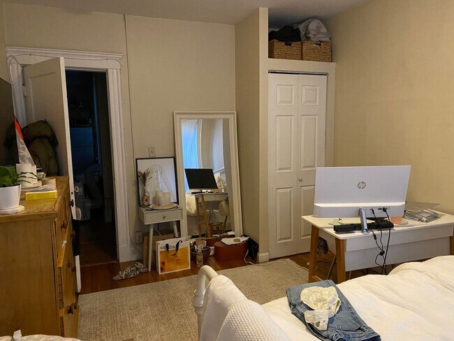 Building Photo - Awesome Student Apartment