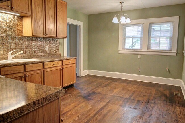 Foto del edificio - Quaint 2bd/1ba Bungalow Just One Mile Due ...