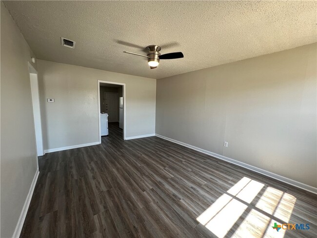 Building Photo - 305 N 7th St