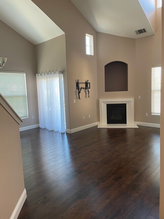 Building Photo - 716 Vessona Cir