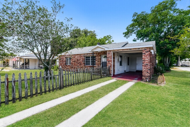 Building Photo - 402 Ariana Ave