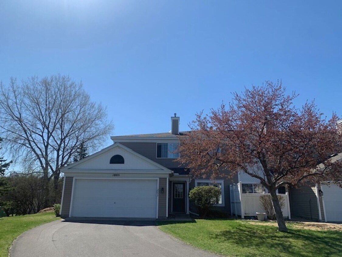 Primary Photo - 2 BR/2 BA End-Unit Townhome in a Great Bur...